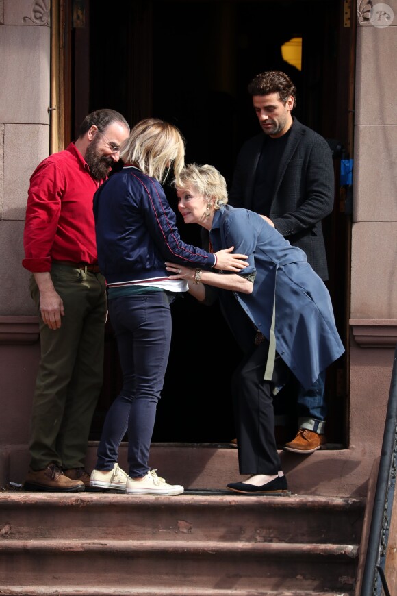 Olivia Wilde (enceinte pour les besoins du tournage), Mandy Patinkin, Annette Bening et Oscar Isaac sur le tournage du film "Life Itself" à New York le 21 mars 2017.