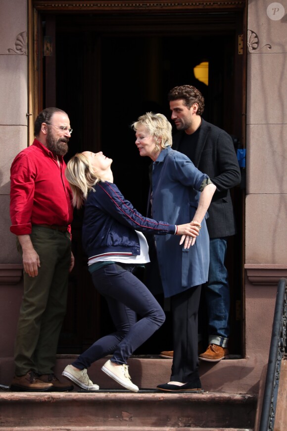 Olivia Wilde (enceinte pour les besoins du tournage), Mandy Patinkin, Annette Bening et Oscar Isaac sur le tournage du film "Life Itself" à New York le 21 mars 2017.