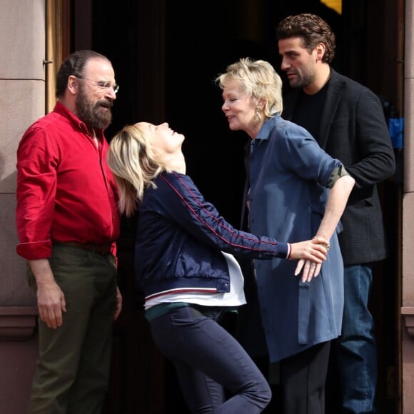 Olivia Wilde (enceinte pour les besoins du tournage), Mandy Patinkin, Annette Bening et Oscar Isaac sur le tournage du film "Life Itself" à New York le 21 mars 2017.