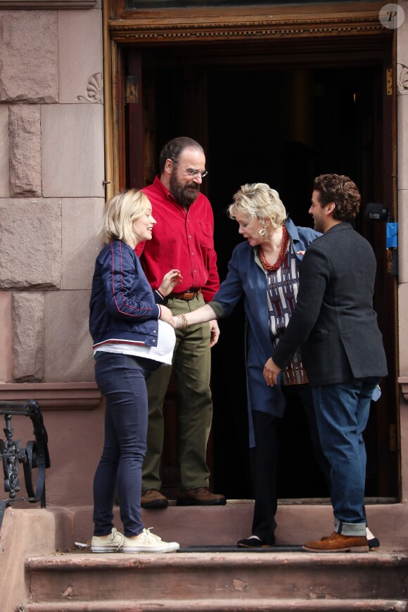 Olivia Wilde (enceinte pour les besoins du tournage), Mandy Patinkin, Annette Bening et Oscar Isaac sur le tournage du film "Life Itself" à New York le 21 mars 2017.