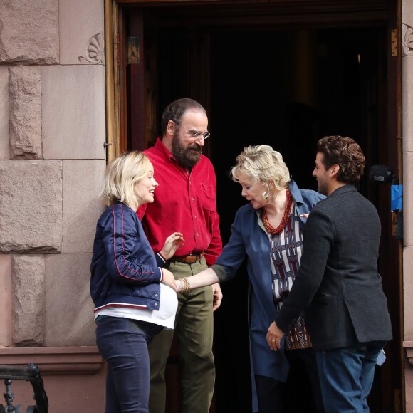 Olivia Wilde (enceinte pour les besoins du tournage), Mandy Patinkin, Annette Bening et Oscar Isaac sur le tournage du film "Life Itself" à New York le 21 mars 2017.