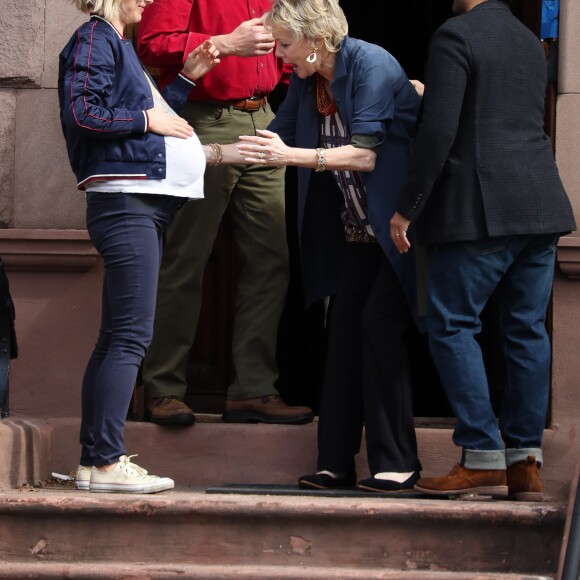 Olivia Wilde (enceinte pour les besoins du tournage), Mandy Patinkin, Annette Bening et Oscar Isaac sur le tournage du film "Life Itself" à New York le 21 mars 2017.