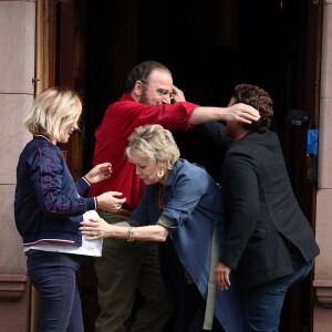 Olivia Wilde (enceinte pour les besoins du tournage), Mandy Patinkin, Annette Bening et Oscar Isaac sur le tournage du film "Life Itself" à New York le 21 mars 2017.