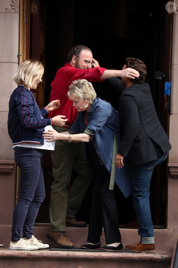 Olivia Wilde (enceinte pour les besoins du tournage), Mandy Patinkin, Annette Bening et Oscar Isaac sur le tournage du film "Life Itself" à New York le 21 mars 2017.