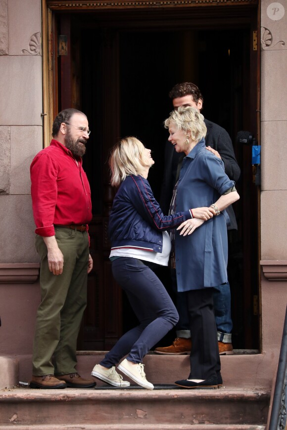 Olivia Wilde (enceinte pour les besoins du tournage), Mandy Patinkin, Annette Bening et Oscar Isaac sur le tournage du film "Life Itself" à New York le 21 mars 2017.