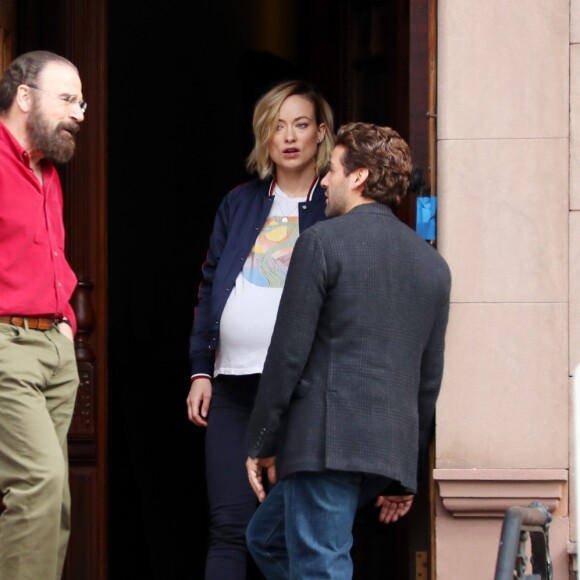 Mandy Patinkin, Olivia Wilde (enceinte pour les besoins du tournage) et Oscar Isaac sur le tournage du film "Life Itself" à New York le 21 mars 2017.