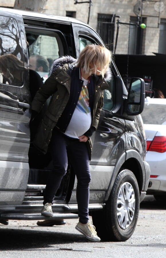 Olivia Wilde, enceinte pour les besoins du tournage du film "Life Itself" à New York le 21 mars 2017.