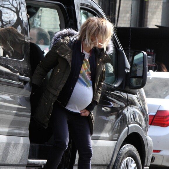 Olivia Wilde, enceinte pour les besoins du tournage du film "Life Itself" à New York le 21 mars 2017.