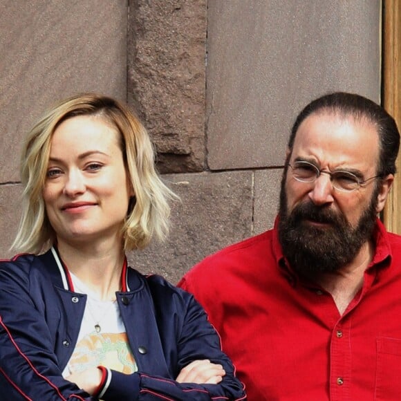 Olivia Wilde et Mandy Patinkin - Olivia Wilde enceinte pour les besoins du tournage de "Life Itself" à New York, le 21 mars 2017.