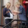 Olivia Wilde (enceinte pour les besoins du tournage) et Annette Bening sur le tournage du film "Life Itself" à New York le 21 mars 2017.