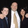 James Gandolfini entouré de Robert Iler et Jamie-Lynn Sigler, ses enfants dans la série Les Soprano, en mai 2002 à New York.