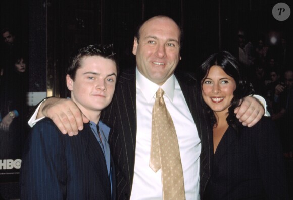 James Gandolfini entouré de Robert Iler et Jamie-Lynn Sigler, ses enfants dans la série Les Soprano, en mai 2002 à New York.