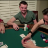 Robert Iler, qui jouait Anthony Soprano Jr. alias "A. J." dans la série Les Soprano, se consacre à sa carrière de joueur professionnel de poker et jouait en 2016 dans une série inspiré par le monde du poker, Four Kings. Image extraite de la bande-annonce.
