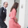 Kate Middleton, duchesse de Cambridge, arrive au Royal College d'obstétriciens et gynécologues pour le lancement d'une série de films sur la santé mentale des parents, à Londres le 23 mars 2017.
