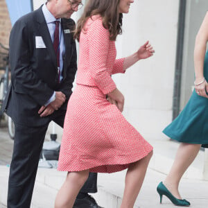 Kate Middleton, duchesse de Cambridge, arrive au Royal College d'obstétriciens et gynécologues pour le lancement d'une série de films sur la santé mentale des parents, à Londres le 23 mars 2017.