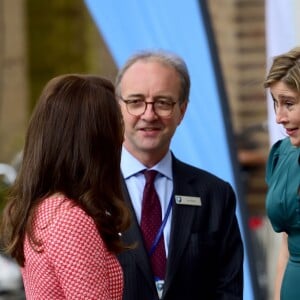 Kate Middleton, duchesse de Cambridge, au Royal College d'obstétriciens et gynécologues pour le lancement avec l'association Best Beginnings d'une série de films pédagogiques sur la santé mentale des parents, à Londres le 23 mars 2017.