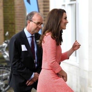 Kate Middleton, duchesse de Cambridge, au Royal College d'obstétriciens et gynécologues pour le lancement avec l'association Best Beginnings d'une série de films pédagogiques sur la santé mentale des parents, à Londres le 23 mars 2017.