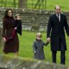 Kate Middleton et le prince William avec leurs enfants le prince George de Cambridge et la princesse Charlotte de Cambridge à Englefield dans le Berkshire le 25 décembre 2016 pour la messe de Noël.