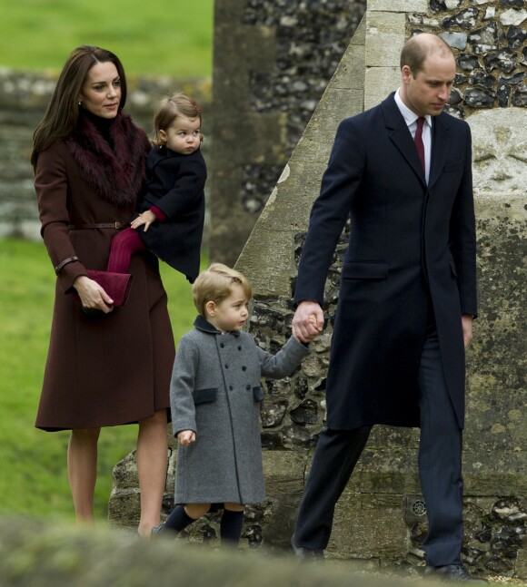 Kate Middleton et le prince William avec leurs enfants le prince George de Cambridge et la princesse Charlotte de Cambridge à Englefield dans le Berkshire le 25 décembre 2016 pour la messe de Noël.