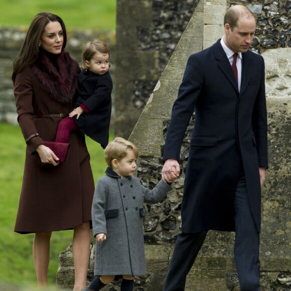 Kate Middleton et le prince William avec leurs enfants le prince George de Cambridge et la princesse Charlotte de Cambridge à Englefield dans le Berkshire le 25 décembre 2016 pour la messe de Noël.