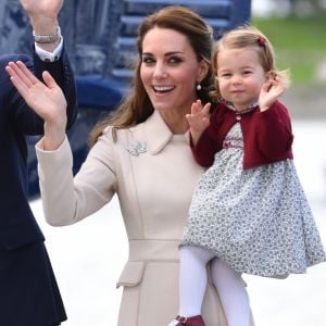 Kate Middleton et le prince William avec leurs enfants le prince George de Cambridge et la princesse Charlotte de Cambridge à Victoria au Canada le 1er octobre 2016 au moment de leur départ au terme de leur visite officielle.