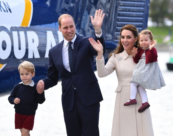 Kate Middleton et le prince William avec leurs enfants le prince George de Cambridge et la princesse Charlotte de Cambridge à Victoria au Canada le 1er octobre 2016 au moment de leur départ au terme de leur visite officielle.