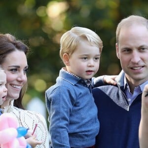 Kate Middleton et le prince William avec leurs enfants le prince George de Cambridge et la princesse Charlotte de Cambridge le 29 septembre 2016 à Victoria au Canada lors d'une fête pour enfants à la Maison du Gouvernement.