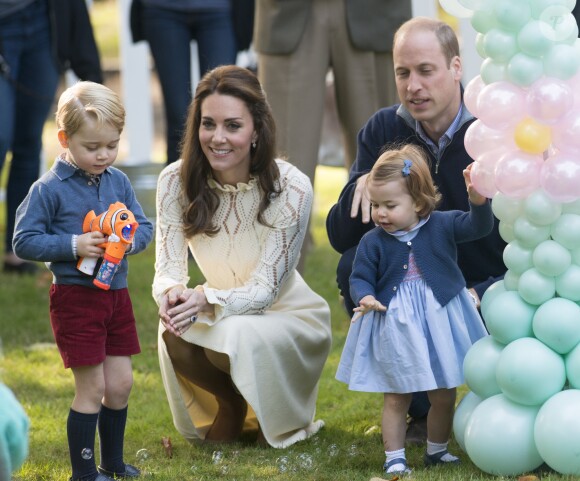 Kate Middleton et le prince William avec leurs enfants le prince George de Cambridge et la princesse Charlotte de Cambridge le 29 septembre 2016 à Victoria au Canada lors d'une fête pour enfants à la Maison du Gouvernement.