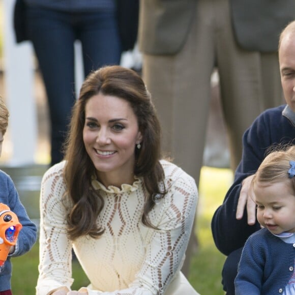 Kate Middleton et le prince William avec leurs enfants le prince George de Cambridge et la princesse Charlotte de Cambridge le 29 septembre 2016 à Victoria au Canada lors d'une fête pour enfants à la Maison du Gouvernement.