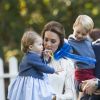 Kate Middleton et le prince William avec leurs enfants le prince George de Cambridge et la princesse Charlotte de Cambridge le 29 septembre 2016 à Victoria au Canada lors d'une fête pour enfants à la Maison du Gouvernement.