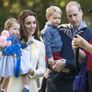 Kate Middleton et le prince William avec leurs enfants le prince George de Cambridge et la princesse Charlotte de Cambridge le 29 septembre 2016 à Victoria au Canada lors d'une fête pour enfants à la Maison du Gouvernement.