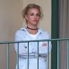 Exclusif - Britney Spears et ses fils Sean et Jaden lancent des avions en papier depuis le balcon de leur hôtel lors de leurs vacances à Hawaii, le 7 août 2016.