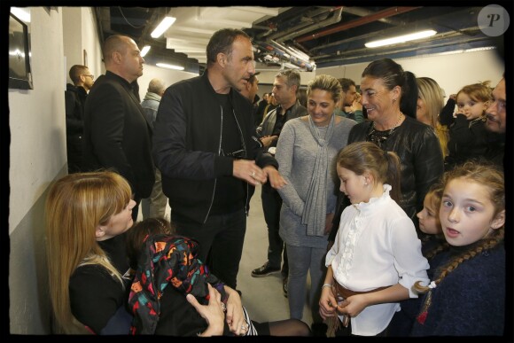 Exclusif - Nikos Aliagas en famille dans les backstage du dernier concert de la tournée "Ensemble" de Kendji Girac à l'AccorHotels Arena, à Paris, le 10 mars 2017.