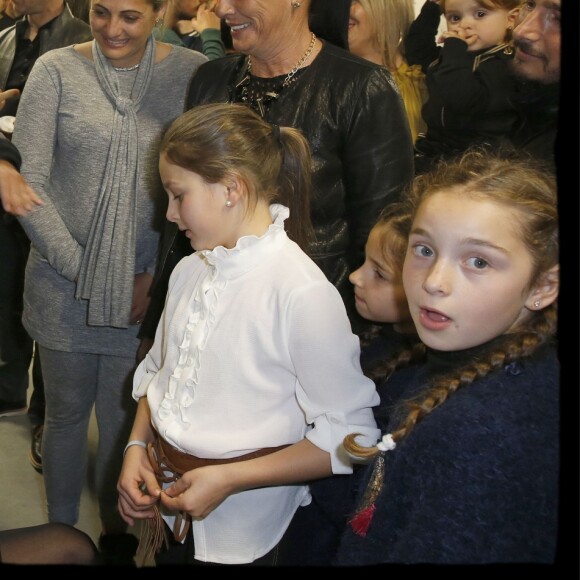 Exclusif - Nikos Aliagas en famille dans les backstage du dernier concert de la tournée "Ensemble" de Kendji Girac à l'AccorHotels Arena, à Paris, le 10 mars 2017.