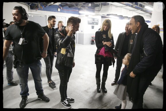 Exclusif - Nikos Aliagas en famille dans les backstage du dernier concert de la tournée "Ensemble" de Kendji Girac à l'AccorHotels Arena, à Paris, le 10 mars 2017.