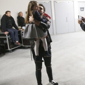 Exclusif - Nikos Aliagas en famille dans les backstage du dernier concert de la tournée "Ensemble" de Kendji Girac à l'AccorHotels Arena, à Paris, le 10 mars 2017.