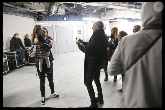 Exclusif - Nikos Aliagas en famille dans les backstage du dernier concert de la tournée "Ensemble" de Kendji Girac à l'AccorHotels Arena, à Paris, le 10 mars 2017.