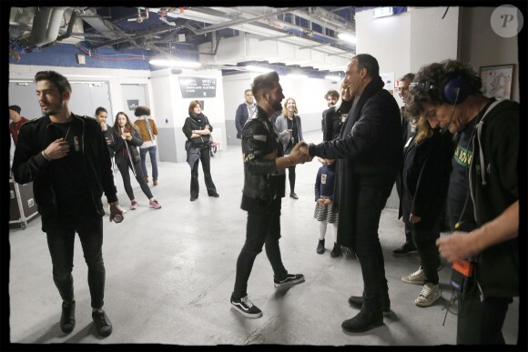 Exclusif - Nikos Aliagas en famille dans les backstage du dernier concert de la tournée "Ensemble" de Kendji Girac à l'AccorHotels Arena, à Paris, le 10 mars 2017.