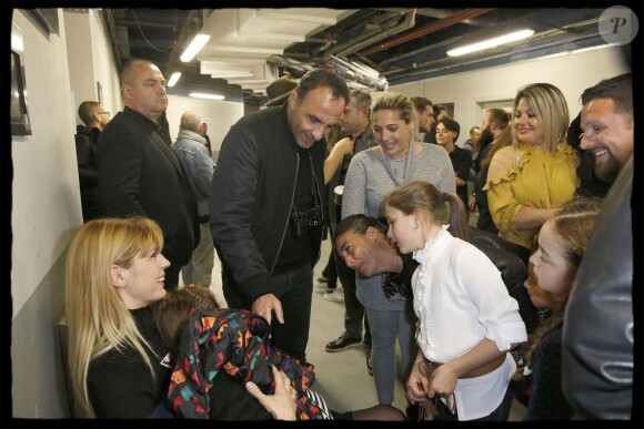 Exclusif - Nikos Aliagas en famille dans les backstage du dernier concert de la tournée "Ensemble" de Kendji Girac à l'AccorHotels Arena, à Paris, le 10 mars 2017.