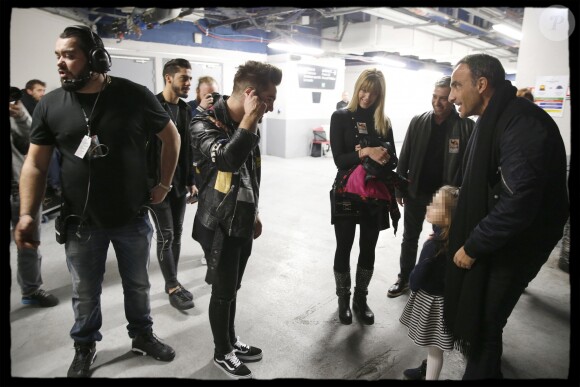 Exclusif - Nikos Aliagas en famille dans les backstage du dernier concert de la tournée "Ensemble" de Kendji Girac à l'AccorHotels Arena, à Paris, le 10 mars 2017.