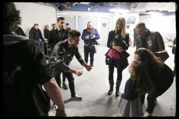 Exclusif - Nikos Aliagas en famille dans les backstage du dernier concert de la tournée "Ensemble" de Kendji Girac à l'AccorHotels Arena, à Paris, le 10 mars 2017.