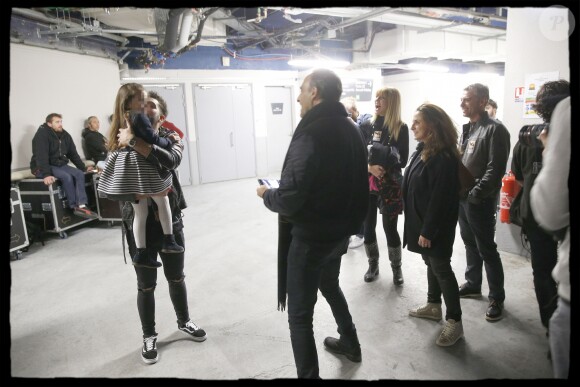 Exclusif - Nikos Aliagas en famille dans les backstage du dernier concert de la tournée "Ensemble" de Kendji Girac à l'AccorHotels Arena, à Paris, le 10 mars 2017.