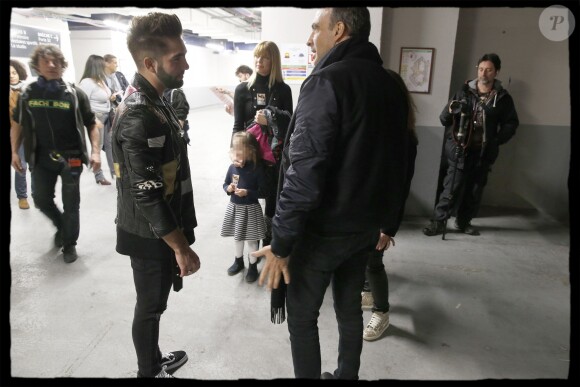 Exclusif - Nikos Aliagas en famille dans les backstage du dernier concert de la tournée "Ensemble" de Kendji Girac à l'AccorHotels Arena, à Paris, le 10 mars 2017.