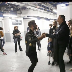 Exclusif - Nikos Aliagas en famille dans les backstage du dernier concert de la tournée "Ensemble" de Kendji Girac à l'AccorHotels Arena, à Paris, le 10 mars 2017.