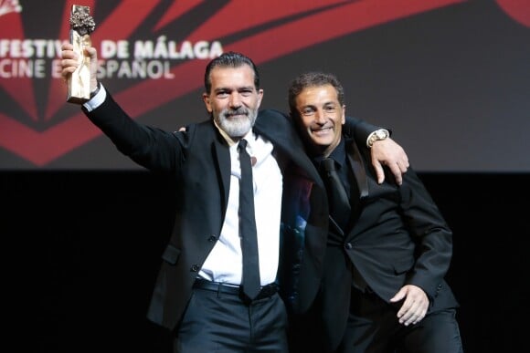 Antonio Banderas reçoit son prix des mains de son frère Francisco Javier Banderas - Antonio Banderas reçoit le prix Biznaga de Oro lors du 20ème Festival du Film de Malaga en Espagne, le 25 mars 2017