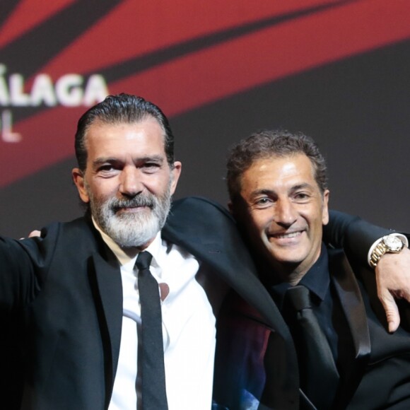 Antonio Banderas reçoit son prix des mains de son frère Francisco Javier Banderas - Antonio Banderas reçoit le prix Biznaga de Oro lors du 20ème Festival du Film de Malaga en Espagne, le 25 mars 2017