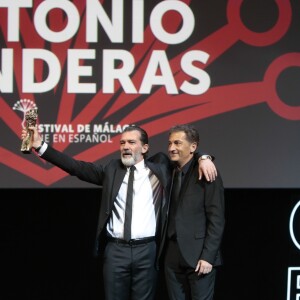 Antonio Banderas reçoit son prix des mains de son frère Francisco Javier Banderas - Antonio Banderas reçoit le prix Biznaga de Oro lors du 20ème Festival du Film de Malaga en Espagne, le 25 mars 2017