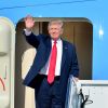Le président américain Donald Trump arrive à l'aéroport de Palm Beach à bord de Air Force One pour passer une partie du week-end à Mar-a-Lago le 17 février 2017.