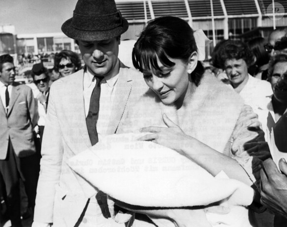 Christine Kaufmann et Tony Curtis avec leur premier enfant Alexandra à Vienne le 24 août 1964.