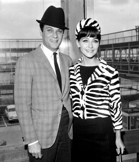 Christine Kaufmann et son mari d'alors Tony Curtis à Londres, le 16 juin 1963.